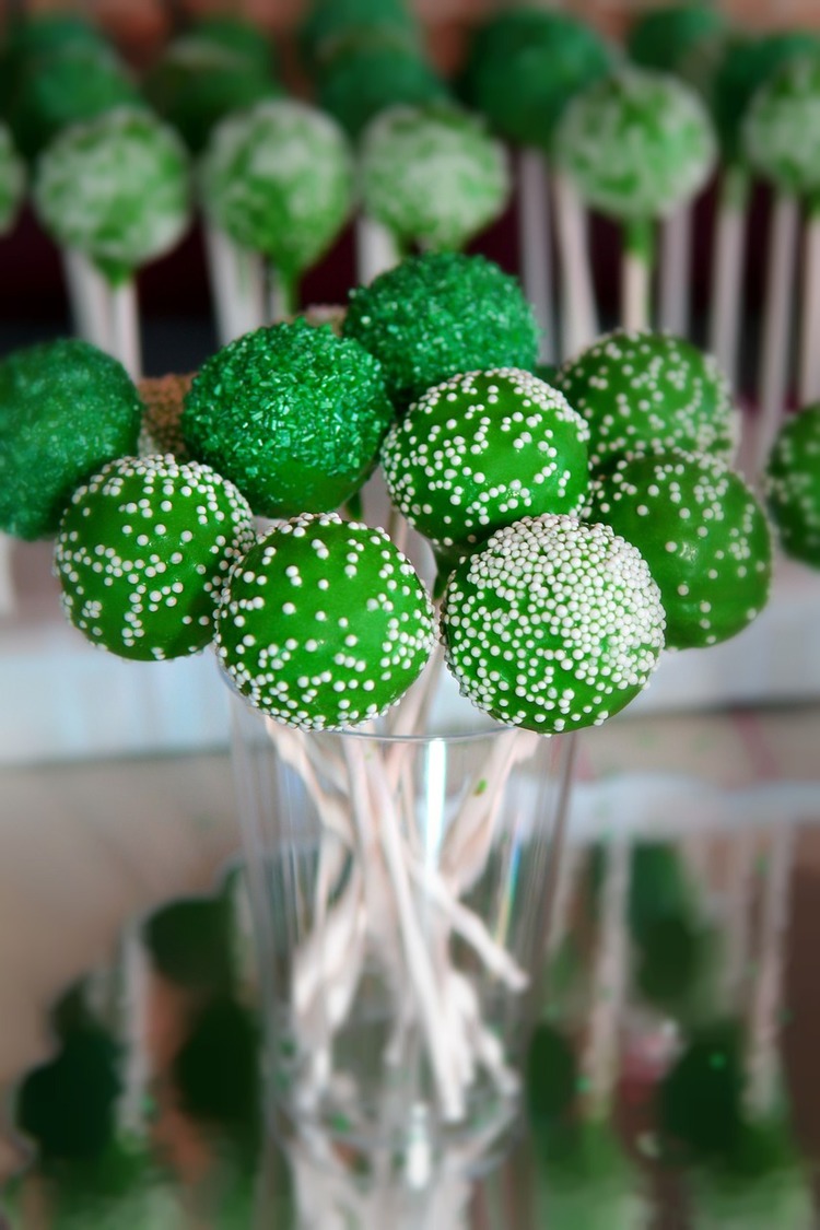 Cakepops Recipe - St Patricks Day Cake Pops with Green Icing and Sprinkles